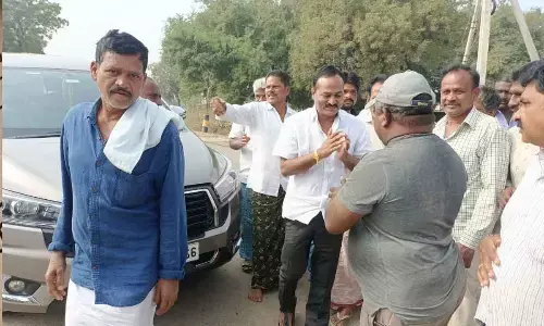 TDP leader Gouri Venkat Reddy pays mourns over party activists mothera death