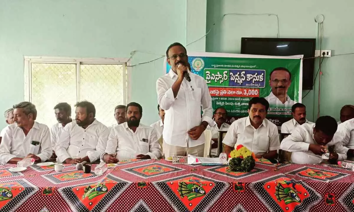 Kadiri MLA PV Sidda Reddy distributes increased pension in Gandlapenta