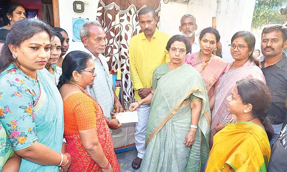 Nara Bhuvaneswari extending financial aid to a victim’s family in Gajuwaka in Visakhapatnam on Friday
