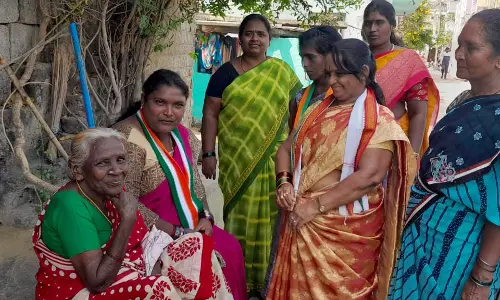 Congress womens wing conducts door-to-door to study on problems faced in division 22