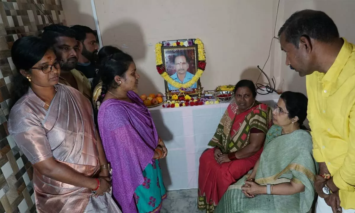 Nara Bhuvaneshwari consoles kin of TDP activist in 45th ward in Vizag