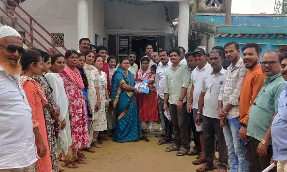 Hindupur YSRCP incharge Deepika participates in Gadapa Gadapaku Mana Prabhutvam