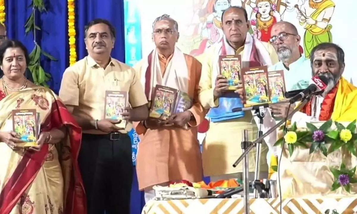 Brahmasri Samavedam Shanmukha Sharma releasing books containing spiritual discourses of Sadguru  Sivananda Murthy in Rajamahendravaram