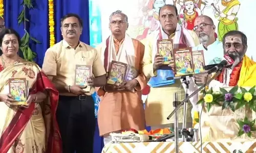 Brahmasri Samavedam Shanmukha Sharma releasing books containing spiritual discourses of Sadguru  Sivananda Murthy in Rajamahendravaram
