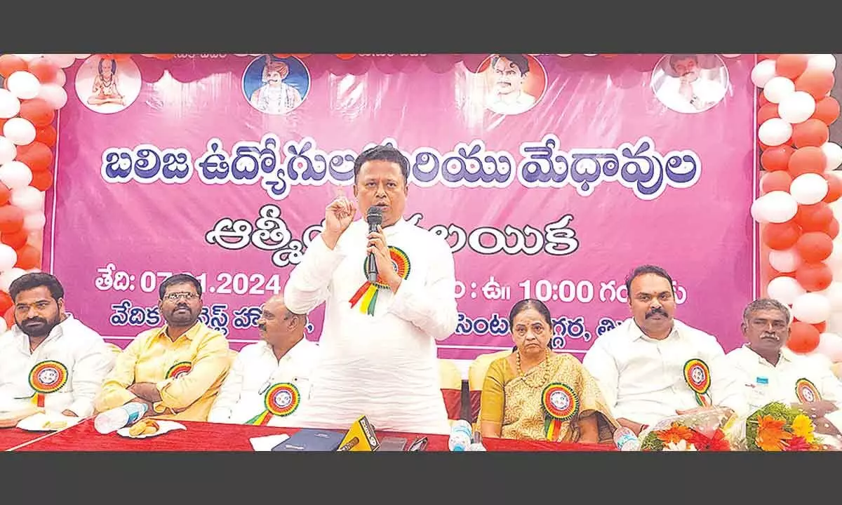 JSP president of erstwhile Chittoor district Dr Pasupuleti Hariprasad speaking at a meeting of Balija employees in Tirupati on Sunday