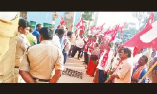 Dhone: Sanitation staff obstructs daily labourers