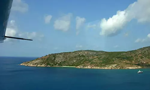 10 injured in light plane crash on Australias Great Barrier Reef island