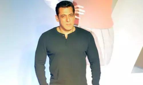 Salman Khans fans attempt to sneak in actors Raigad country house