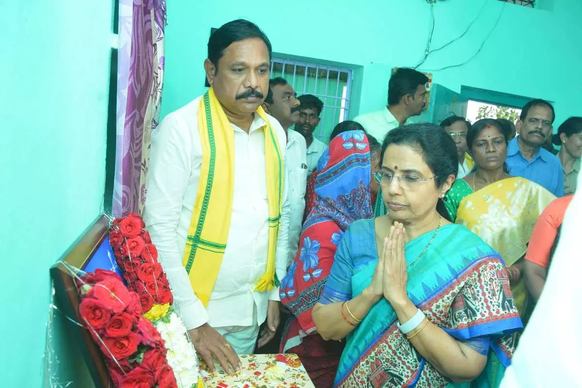 Nara Bhuvaneshwari extends assistance of TDP activist in Mantralayam