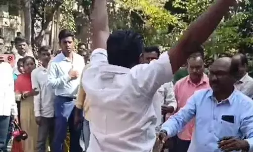 Karimnagar: Cloth merchants, families protest against wine shop in market