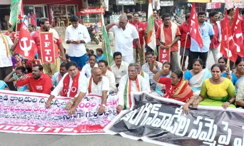 Eluru Congress president extends support to Anganwadi workers protest