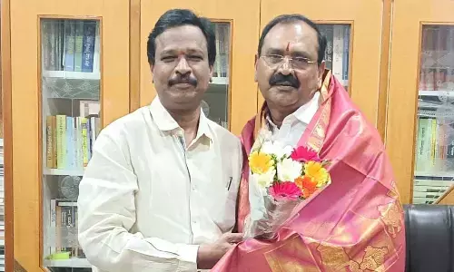 TTD chief PRO T Ravi felicitating TTD Chairman Bhumana Karunakar Reddy in Tirupati on Tuesday