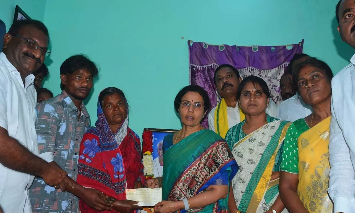 Nara Bhuvaneswari handing over a cheque for Rs 3 lakh to the family of deceased TDP activist Gonepadu Gopal at Peddakadabur village in Peddakadabur mandal in Kurnool district on Tuesday