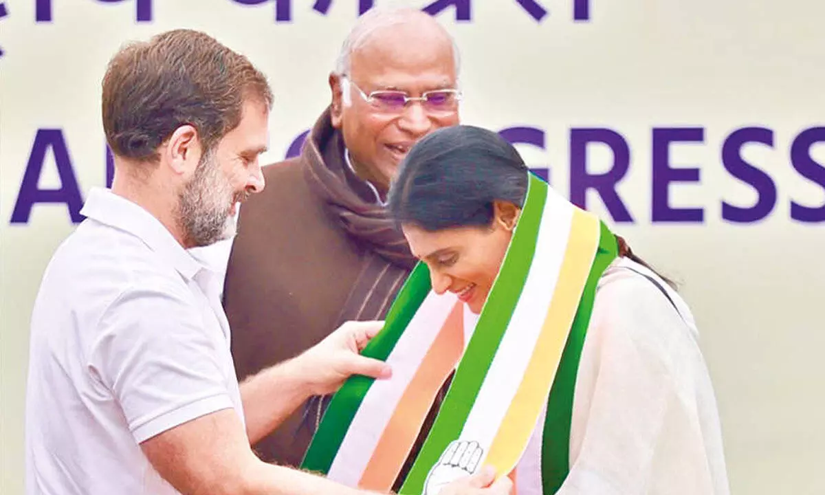 Rahul Gandhi welcoming YS Sharmila into the Congress Party