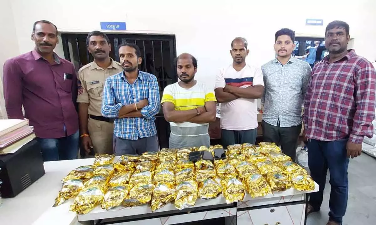 Gang selling ganja chocolates held in Kothur