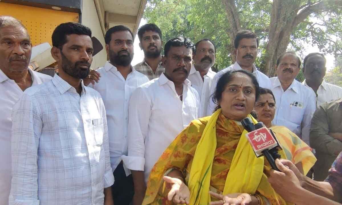 TDP state executive secretary Savithamma visits wards in Penukonda