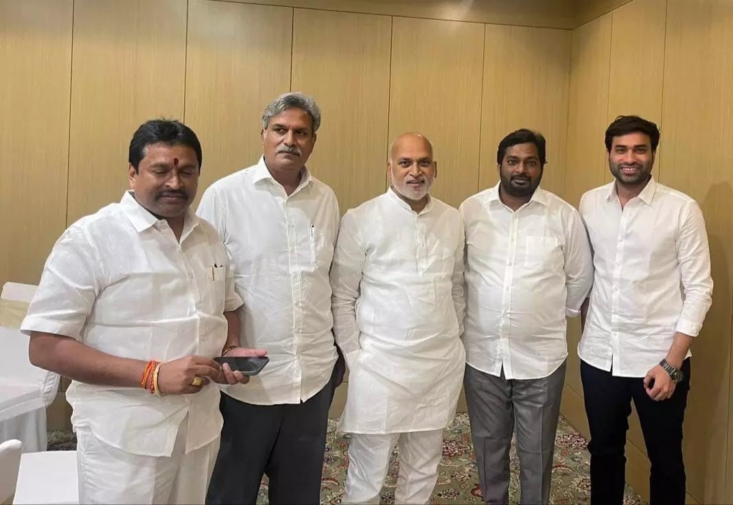 Kesineni joins YCP, to  contest Vijayawada  Parliament constituency