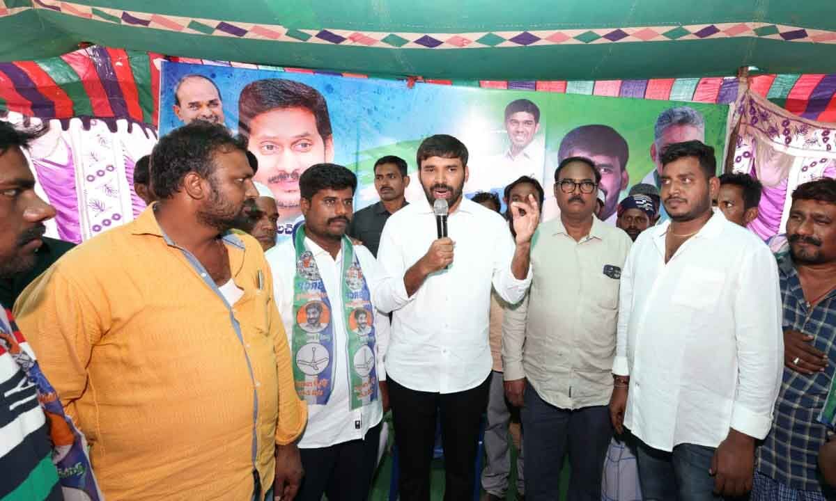 YSRCP's Gadapa Gadapaku receives a warm welcome in Chandragiri