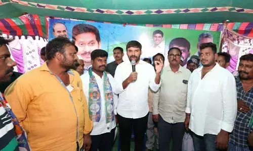 YSRCPs Gadapa Gadapaku receives a warm welcome in Chandragiri
