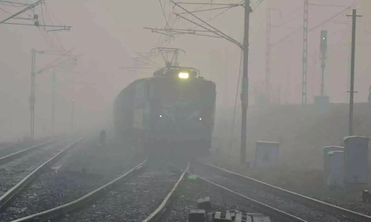 New Delhi: Dense fog affects road, rail movement