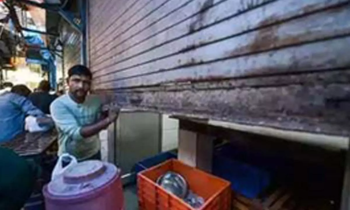 Gurugram: MCG issues notice against shopkeepers for encroachment in Sadar Bazaar