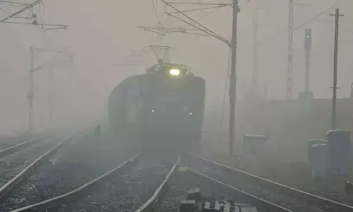 New Delhi: Dense fog affects road, rail movement