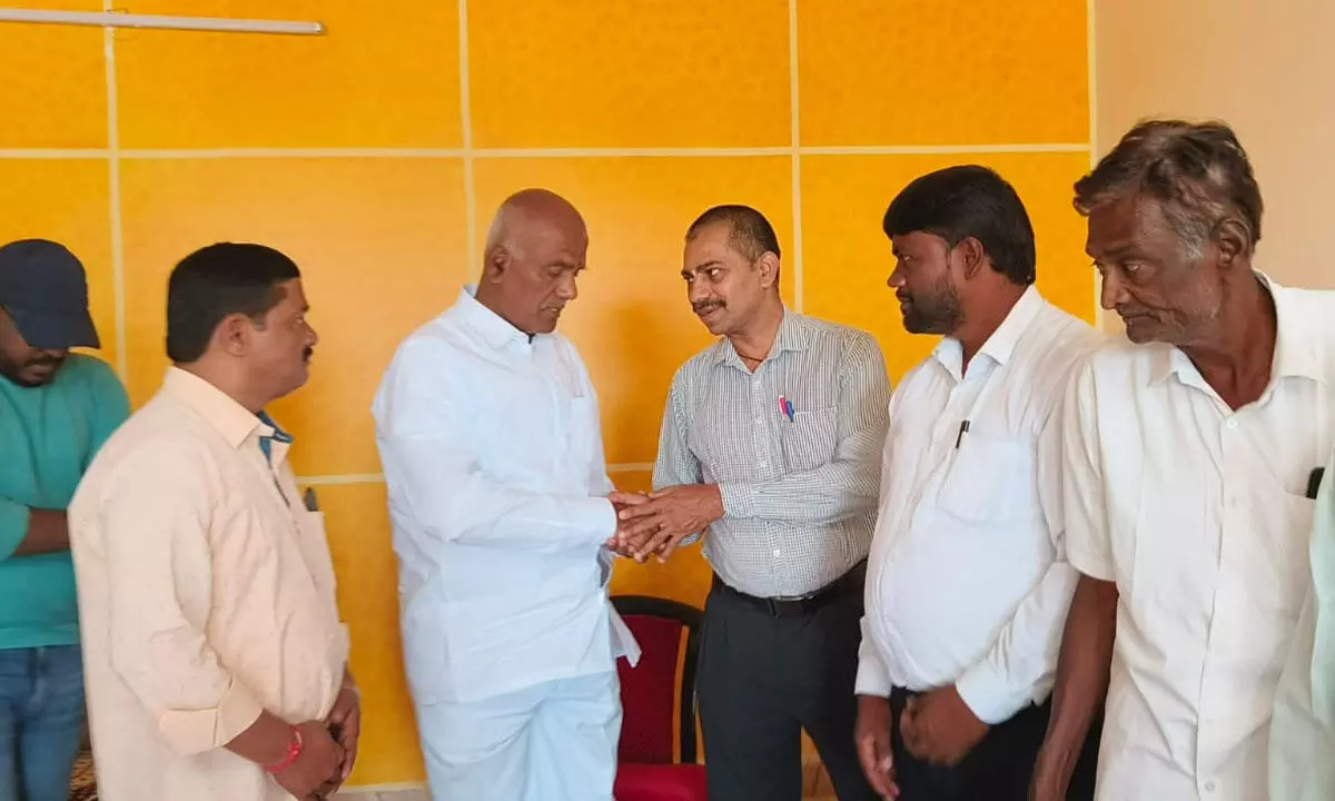 Madakasira constituency in-charge Gundumala Tippeswamy congratulates Virendra Hegde for adopting 5 mandals