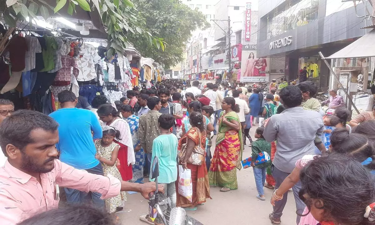 Sunday Market, popularly known as ‘poormen’s shopping mall at Trunk Road in Nellore, crowded with customers on Saturday