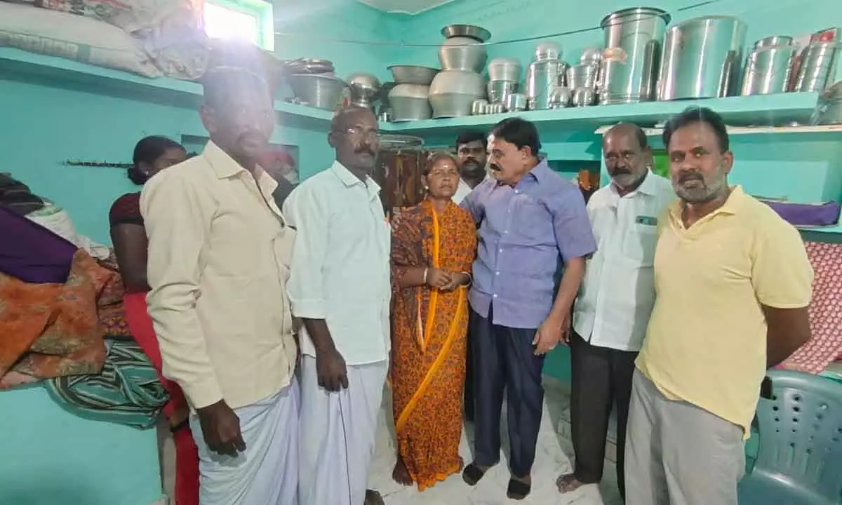 Palle Raghunath Reddy tours Kothacheruvu mandal, consoles TDP activist