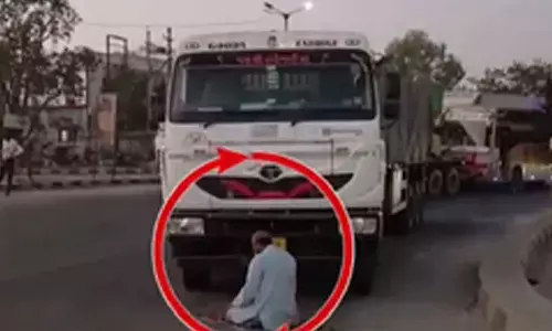 Gujarat Police arrests truck driver for offering Nimaz on road
