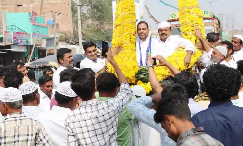 TDP leaders join YSRCP in Kadiri in presence of BS Maqbool