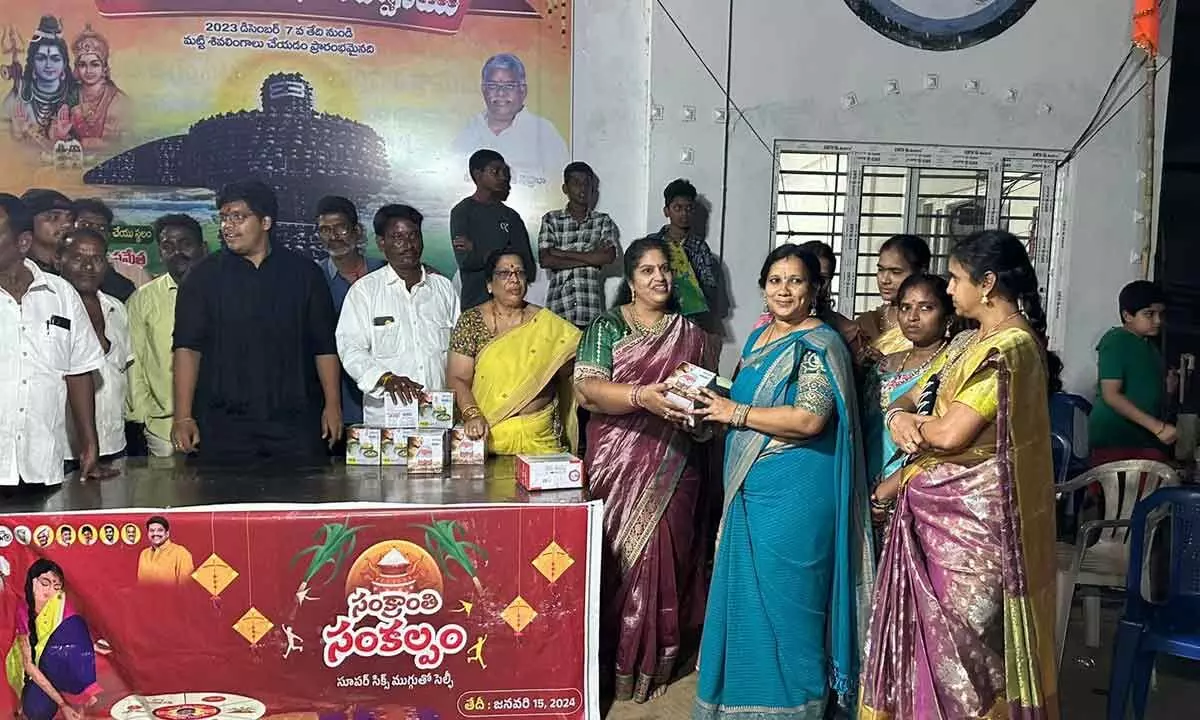 Jyotula Nehru presents awards to rangoli competition winners