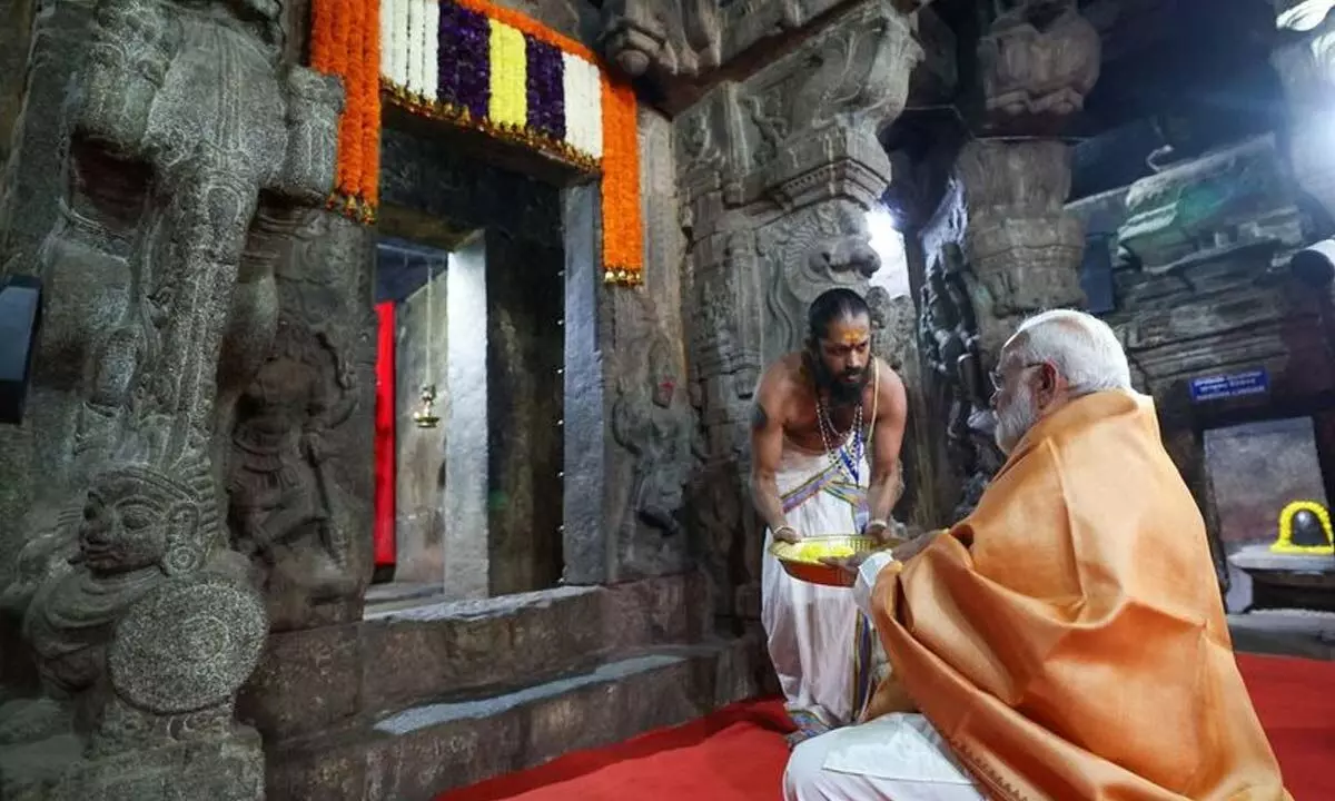 Prime Minister Narendra Modi offers prayers at Veerabhadra Temple at Lepakshi, in Sri Sathya Sai district on Tuesday