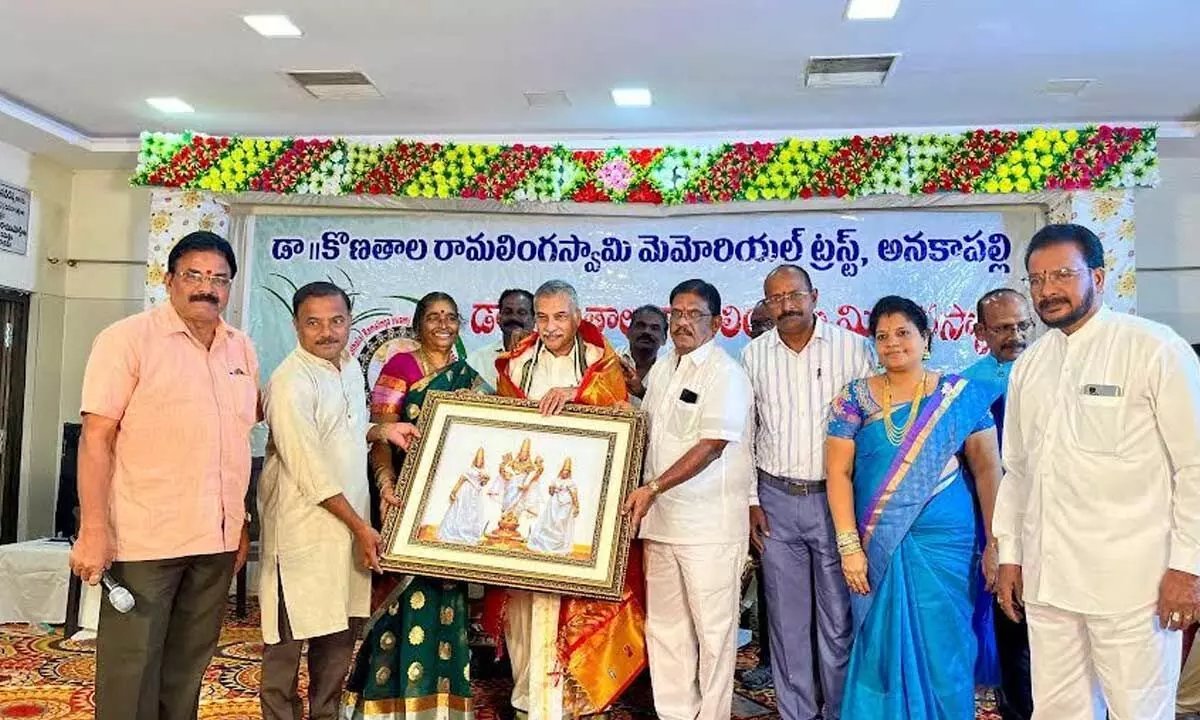 Former Chairman of the AP Hindi Academy Yarlagadda Lakshmi Prasad along with the awardees