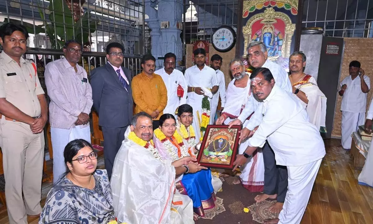 Temple authorities presenting Lord’s picture to HC Justice Venkata Jyothirmayi at Sri Varasiddi Vinayaka Swamy temple in Kanipakam