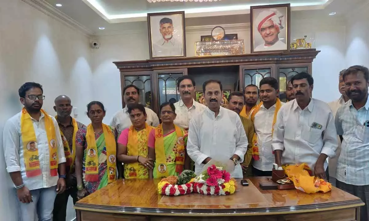 Ten families of YSRCP joins in TDP in Kadiri