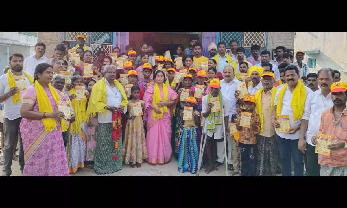 Paritala Sunitha conducts Babu Surety - Bhavishayat Guarantee in Madapuram panchayat