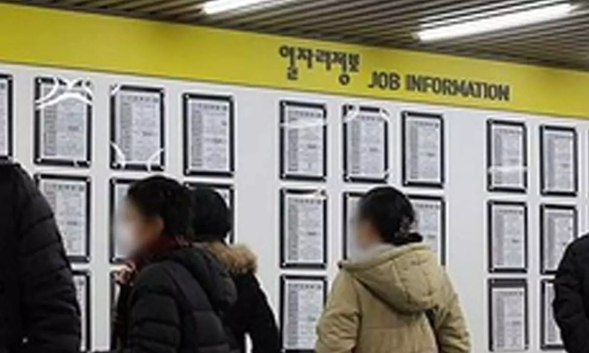 Jobs in S.Korean public sector hit record high in 2022 amid Covid