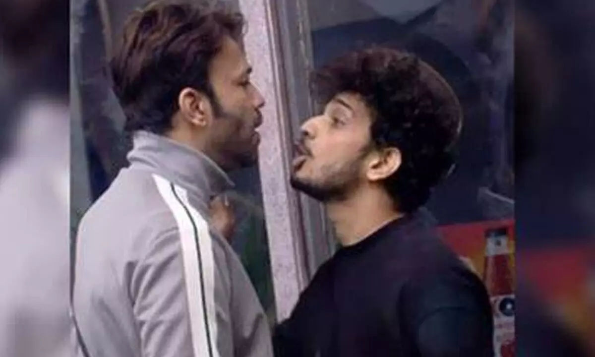 Bigg Boss 17: Munawar grabs Vickys neck in an ugly fight, both pass derogatory comments