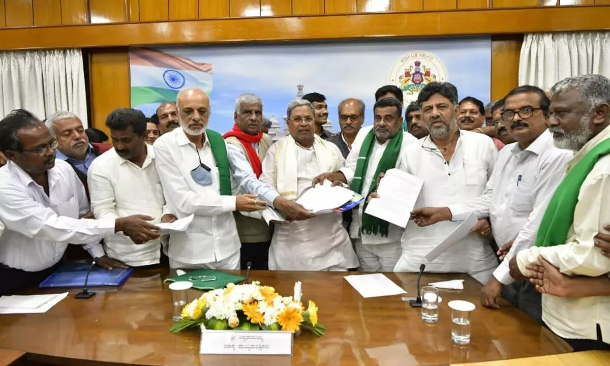 CM Siddaramaiah holds meeting with farmers and labour leaders of Samyuktha Horata- Karnataka
