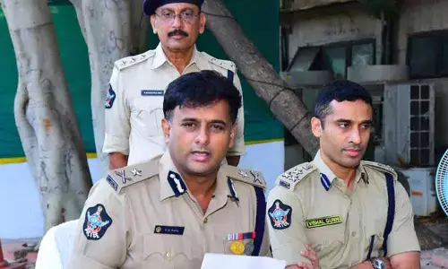 Vijayawada: Gold, cash worth Rs 2 crore seized