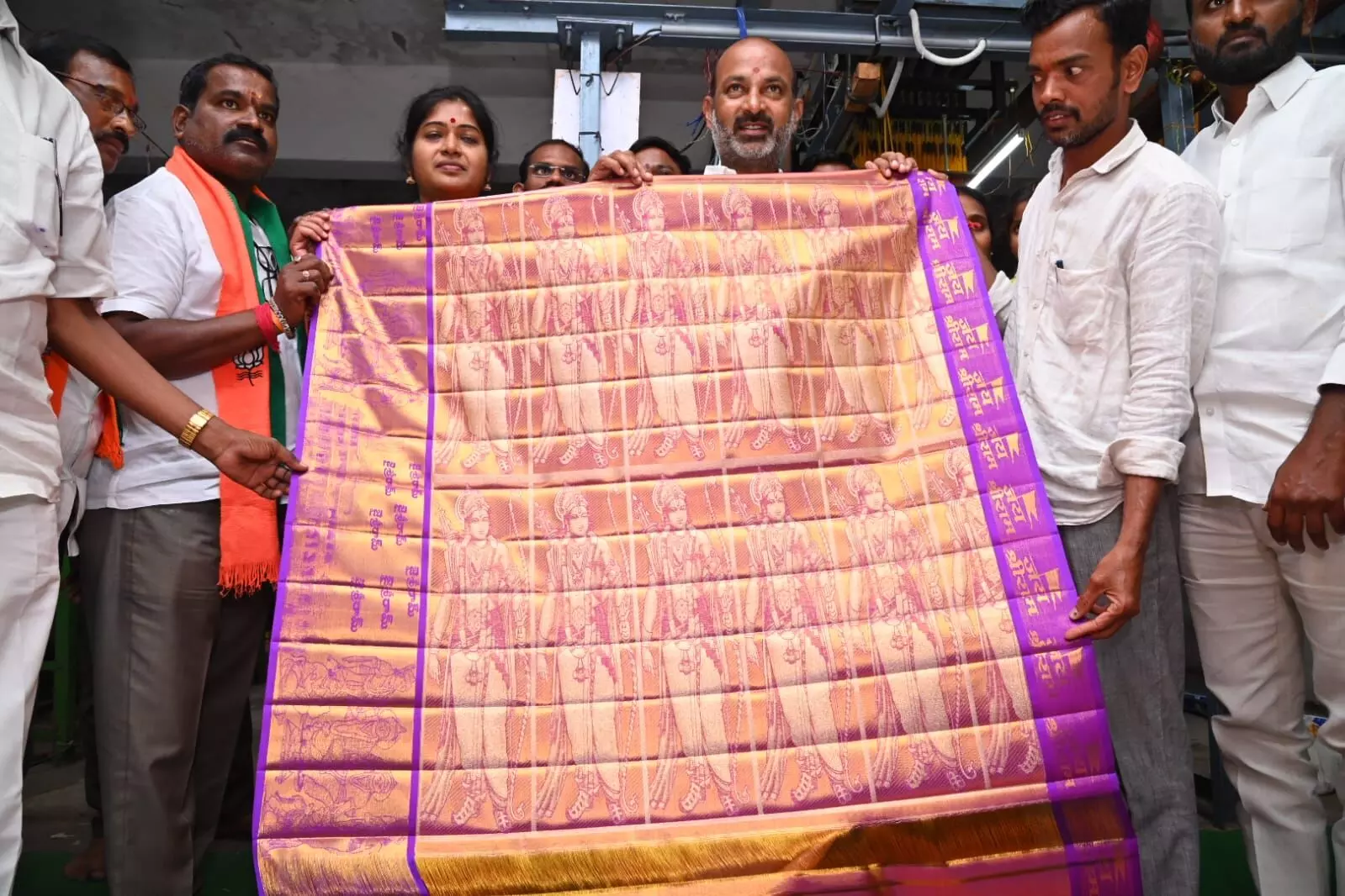 Unique saree made in Sircilla to be placed on feet of Lord Sri Rama in Ayadhya