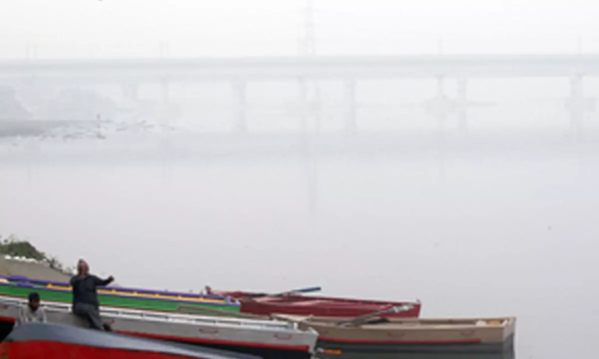 Cold day grips Delhi, dense fog likely on Saturday: IMD
