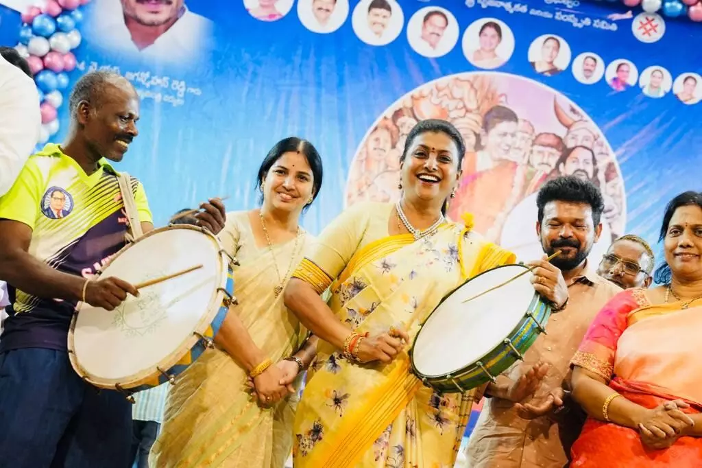 RK Roja participates in distribution of prizes to artists