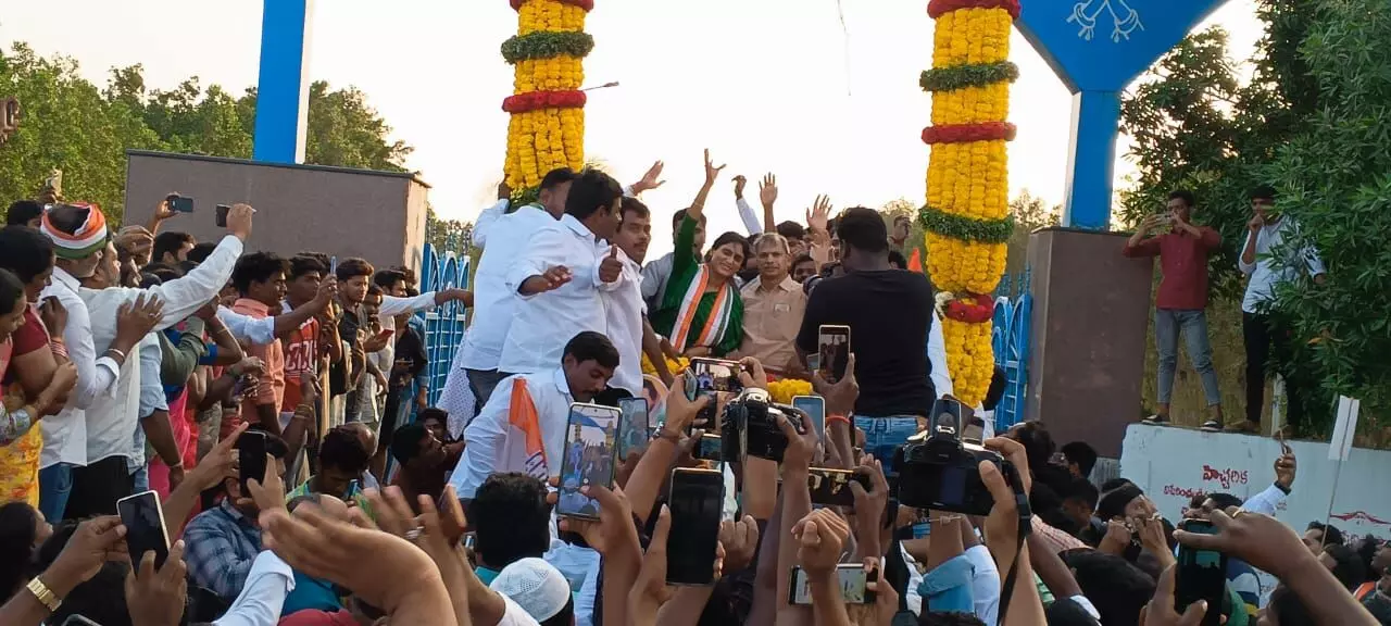 YS Sharmila receives warm welcome in Kadapa