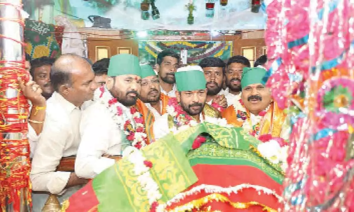 CM’s brother Kondal Reddy visits dargah