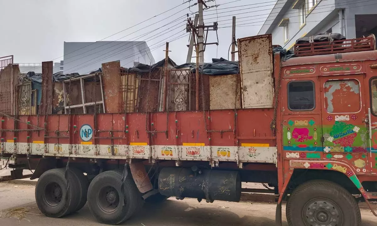 Scrap laden lorry stopped at KottaRoad junction