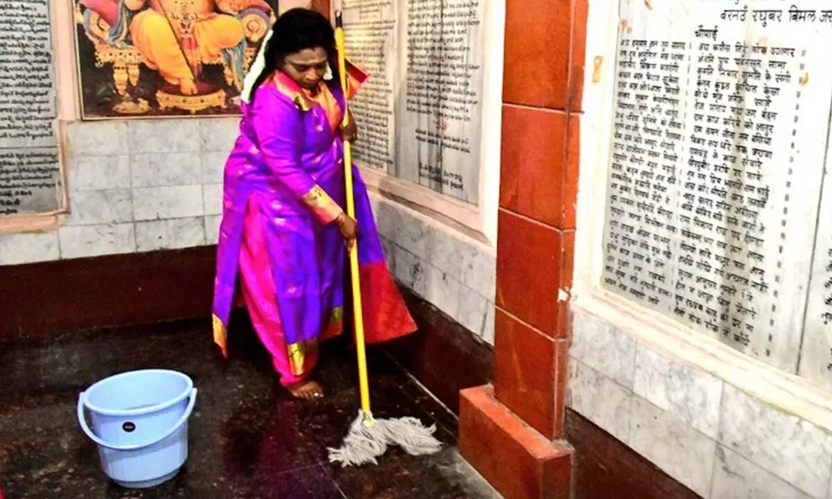Hyderabad: Dr Tamilisai takes up broom to clean temple