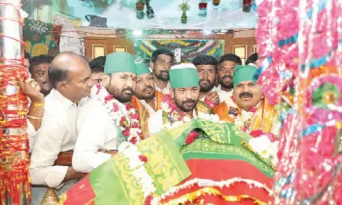 CM’s brother Kondal Reddy visits dargah