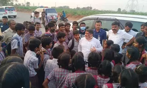 Karimnagar: Ponnam Prabhakar stops convoy for students
